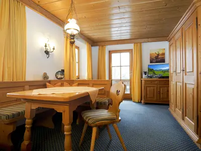 Wohn-Essbereich Puppenstübchen mit Blick Richtung Balkontür