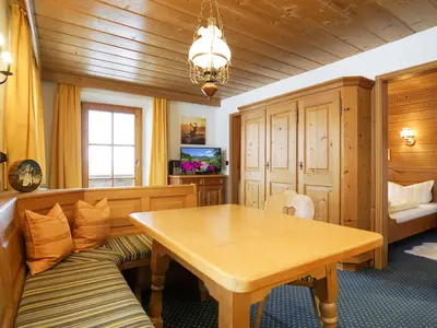 Wohnküche Puppenstübchen mit Blick auf das Schlafzimmer und Balkontür