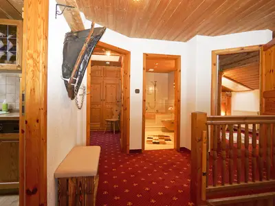 Blick vom Wohnzimmer in den Gang mit Zimmeraufteilung Adlernest