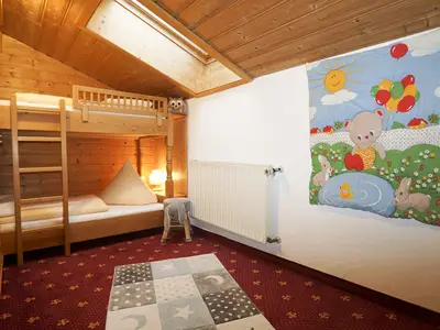 Zweites Schlafzimmer oder Kinderzimmer mit Etagenbett im Adlernest