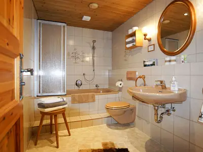 Großzügiges Badezimmer mit Badewanne im Adlernest am Obersteinberg-Hof Ruhpolding