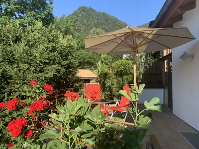 Sonnenterasse für unsere Gäste - im Hintergrund der Westernberg