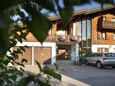 Landhaus Pichler Eingang und Parkplatz