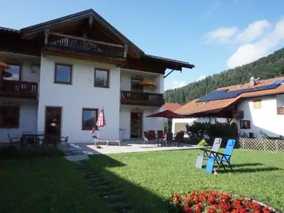 Außenansicht mit Garten im Sommer