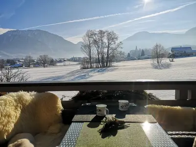 Winter mit Aussicht vom Balkon auf die Ruhpoldinger Berge