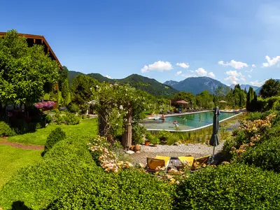 Schwimmteich mit Nebenhaus