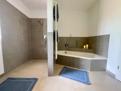 Dusche und Badewanne