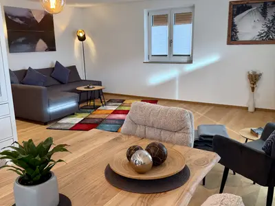 Esszimmer mit Blick zum offenen Wohnzimmer