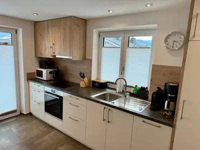 Küchenzeile mit Spülmaschine