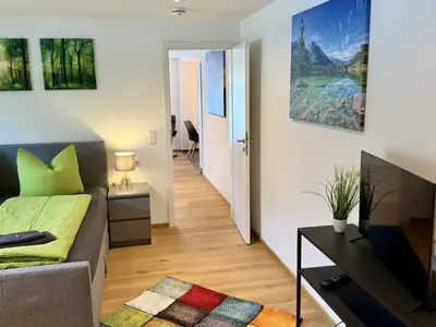 Schlafzimmer mit Durchgang zum Wohnzimmer