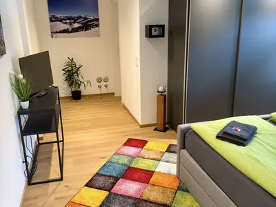 Schlafzimmer mit Zugang zum Badezimmer und Balkon