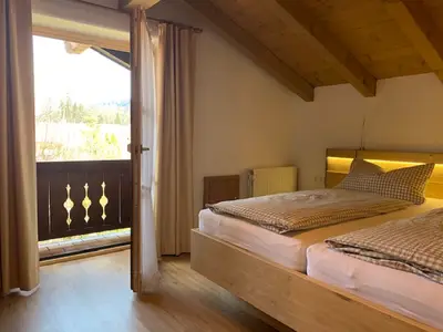 Schlafzimmer mit schönem Balkonblick