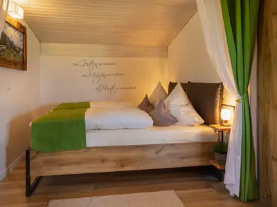 Kuscheliger Schlafbereich mit Doppelbett