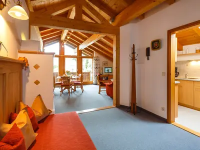 Flur mit Blick in Wohnzimmer und Küche