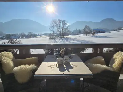 Berg Panorama-Blick vom gemütlichen Balkon der Ferienwohnung Hörndlwand in Ruhpolding auf die Winterlandschaft
