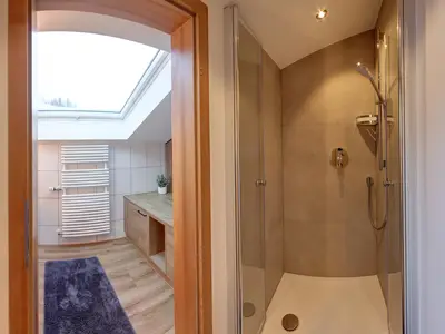 Blick in Bad und Dusche