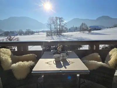 Berg Panorama-Blick vom gemütlichen Balkon der Ferienwohnung Hörndlwand in Ruhpolding auf die Winterlandschaft