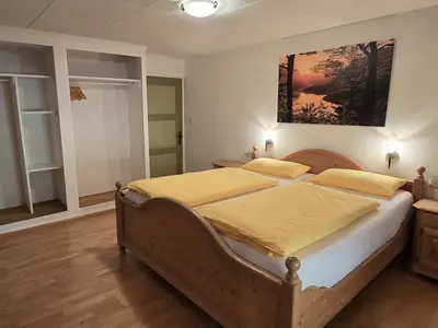 Hauptschlafzimmer mit Schrank