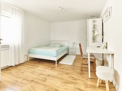 Helles, geräumiges Schlafzimmer