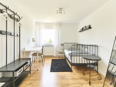 großzügiges, modernes Schlafzimmer