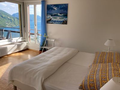 Das grosse Schlafzimmer mit Blick auf das "Meer" und Direktzugang zum Balkon.