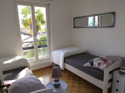 Das kleinere Schlafzimmer: Erwachen mit Blick auf See und San Salvatore, im Vordergrund eine Tessiner-Palme.