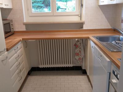Tageslicht-Küche gegenüber Wohnraum: dank Schiebetüre offen oder geschlossen kochen mit neuen Geräten.