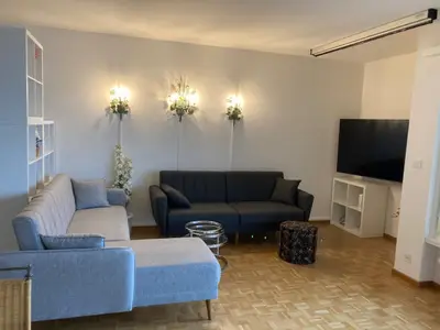 Die Sofa-Ecke lädt ein zu gemütlichem Beisammensein.