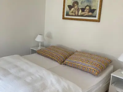 Im Doppelbett mit 2 Einzelmatratzen ist der Schlaf tief und erholsam.