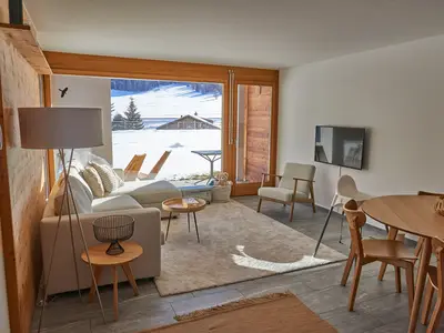 Wohnzimmer mit Esstisch und Sitzgelegenheit für 6 Personen