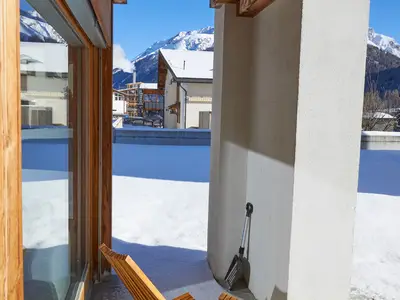 Bedachte Terrasse mit Blick in die Nachbarschaft