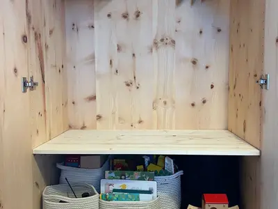 Schlafzimmerschrank mit Spielsachen