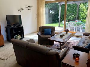 Wohnzimmer mit TV und Terrassen Zugang