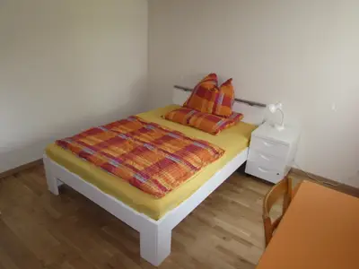 extra Zimmer mit Waschbecken und Franz. Bett