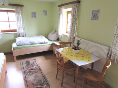 Schlafzimmer mit Doppelbett und Zustellbett