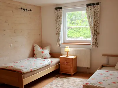 Zweites Schlafzimmer mit zwei Einzelbetten