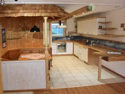 Voll ausgestattete Küche mit Essbereich