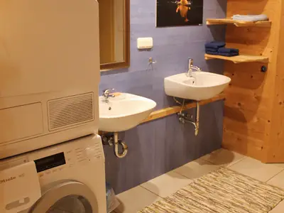 Badezimmer mit Waschmaschine und Wäschetrockner