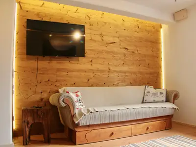 Wohnbereich mit Flat-TV