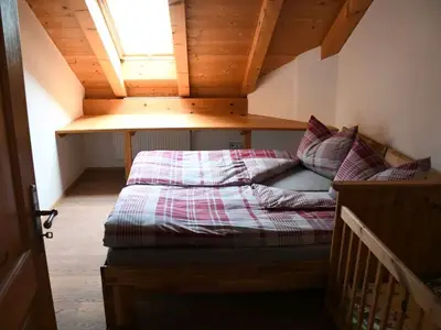 Ansicht extra Schlafzimmer zwei Betten 1 Baby Kleinkinder Bett