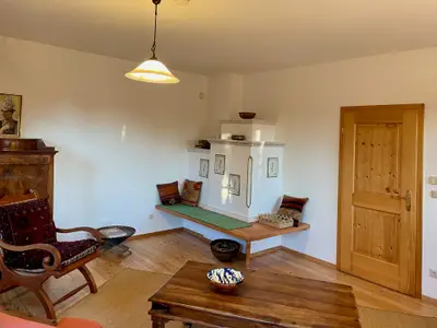 Wohnzimmer mit Kachelofen