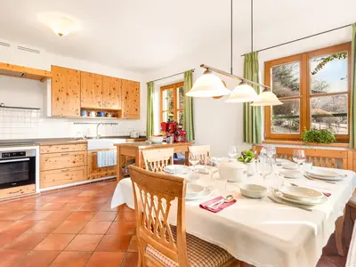 Küche Arbeitsbereich und Esstisch