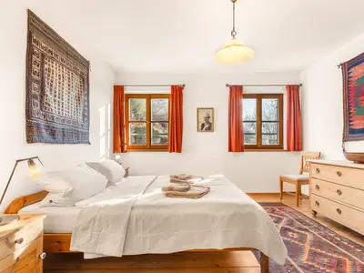 Schlafzimmer 1 mit Doppelbett, Kommode und großem Schrank