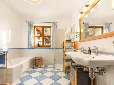 Bad mit Duschkabine und Badewanne