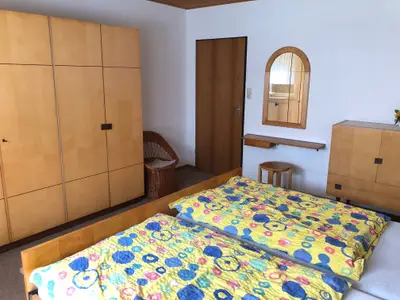 großes Schlafzimmer mit Kleiderschrank