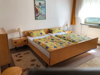 großes Schlafzimmer (King-Size-Bett)