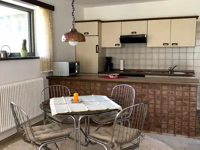 Esstisch vor offener Küche