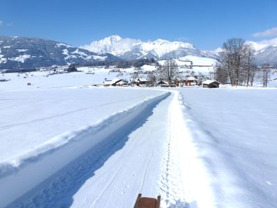 Eigene Rodelbahn vorm Haus