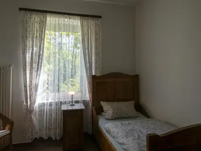 Schlafzimmer mit getrennten Betten