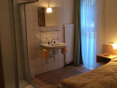 Schlafzimmer mit Dusche und Lavabo